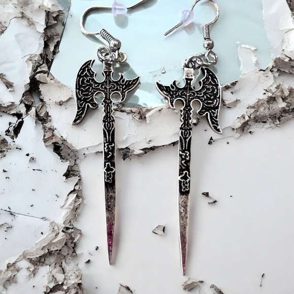 Stylish silver toned axe earrings with detailed design. Perfect for a DND player - Picture 12 of 15